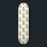 Tropisch Hawaiian Gold Foil Pineappel Patroon Persoonlijk Skateboard<br><div class="desc">Fun tropical Hawaiian Gold Foil Pineapple Pattern. Deze trendy gele en groene Aloha Hawaii Pineappel is een perfecte coole afdruk voor een zomerverjaardagscadeau.</div>