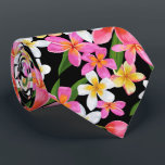 Tropisch-Hawaiian Plumeria Flowers op Black Stropdas<br><div class="desc">Leg een verklaring af! Een modern patroon van hete roze, gele en witte exotische tropische Haïaanse plumineuze zwarte achtergrond, deze mannen bloemen is cool voor de kantoor, een nacht in de stad, een bruiloft bijwonen, je eigen huwelijksceremonie, voor de groom of de groomsmannen of als cadeau aan je man, vader,...</div>