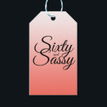 Tropisch koraal Ombre 60 en Sassy 60th Birthday Cadeaulabel<br><div class="desc">Het gedenkteken dat 60 jaar wordt met dit moderne 60ste verjaardagsontwerp op een tropische koraalachtergrond, zijn deze chic 60ste verjaardagscadeaulabels perfect voor het maken van een geweldige 60ste verjaardag viering. De woorden zestig en assy worden geplaatst gebruikend modern manuscript. Neem contact met ons op via onze winkel als je hulp...</div>