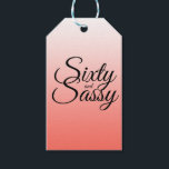 Tropisch koraal Ombre 60 en Sassy 60th Birthday Cadeaulabel<br><div class="desc">Het gedenkteken dat 60 jaar wordt met dit moderne 60ste verjaardagsontwerp op een tropische koraalachtergrond, zijn deze chic 60ste verjaardagscadeaulabels perfect voor het maken van een geweldige 60ste verjaardag viering. De woorden zestig en assy worden geplaatst gebruikend modern manuscript. Neem contact met ons op via onze winkel als je hulp...</div>