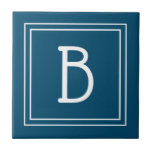 Tropisch kustmonogrammed Ocean Blue & White Tegeltje<br><div class="desc">Modern en stijlvol gepersonaliseerd monogram toegevoegd aan decoratief chic, eenvoudig bijgewerkt decoratief tegel in tropische kuststreken Blauw en wit. Geweldig cadeauidee! Eenvoudig aan te passen met een ontwerptool om het uw eigen te maken! Neem contact met me op beachpausedesigns@gmail.com als je hulp nodig hebt of vragen hebt met dit of...</div>