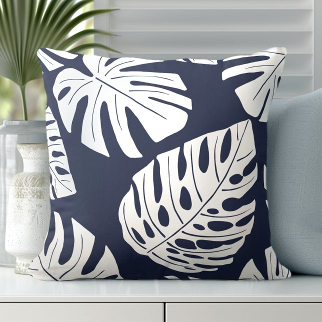 Tropisch marineblauw wit palmmonsterblad kussen (Discover Gorgeous Coastal Throw Pillows by Totally Coast)