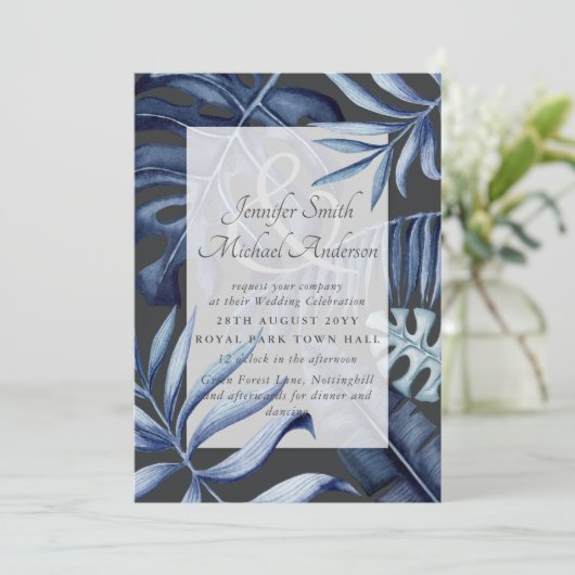 Tropisch marineblauwe bladeren huwelijksuitnodigin (Staand voorkant)