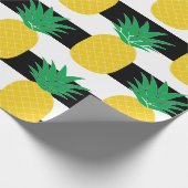 Tropisch met zwarte en witte strepe ananas cadeaupapier (Hoek)