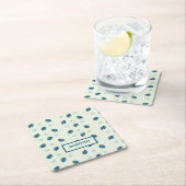 Tropisch monstera laat monogram op blauw kartonnen onderzetters (Insitu)