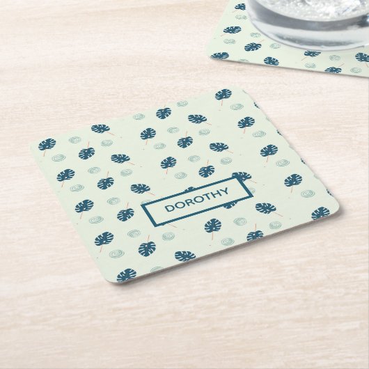 Tropisch monstera laat monogram op blauw kartonnen onderzetters (Schuin)