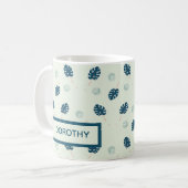 Tropisch monstera laat monogram op blauw koffiemok (Voorkant links)