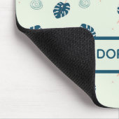 Tropisch monstera laat monogram op blauw muismat (Hoek)