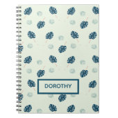 Tropisch monstera laat monogram op blauw notitieboek (Voorkant)