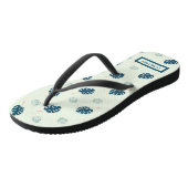 Tropisch monstera laat monogram op blauw teenslippers (Schuin)