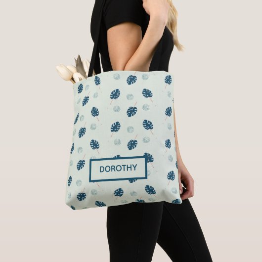 Tropisch monstera laat monogram op blauw tote bag (Dichtbij)