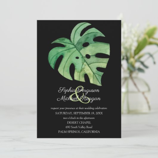 Tropisch Monstera Leaf op Black Wedding Invites (Staand voorkant)
