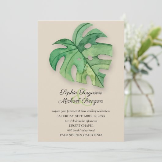Tropisch Monstera Leaf op Tan Wedding Invites (Staand voorkant)