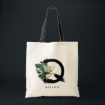 Tropisch Monstera Letter Q Monogram Bridesmaid Tote Bag<br><div class="desc">letter Q monogram canvas tas met waterverf tropical monstera leaf,  faux gold folie leaf en zwarte waterverf borstelaccenten. Pas deze tropische monogram canvas tas aan door jouw naam of andere details toe te voegen. Deze boho letter Q monogram tas zal perfect zijn als cadeau. Andere brieven zijn beschikbaar.</div>