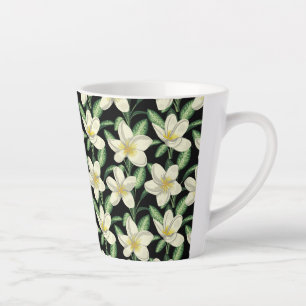 Tropisch naadloos patroon witte bloemen groen blad latte mok