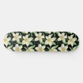 Tropisch naadloos patroon witte bloemen groen blad persoonlijk skateboard (Horizontaal)