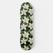 Tropisch naadloos patroon witte bloemen groen blad persoonlijk skateboard (Voorkant)