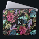 Tropisch Oerwoud Foliage Botanisch Patroon Laptop Sleeve<br><div class="desc">Lush foliage in heldere waterverf tinten blauw,  fuchsia,  paars en groen vormen een levendig vrijvormig patroon in dit tropische ontwerp. De zwarte achtergrond kan in een andere kleur worden gewijzigd door "deze aan te passen" en een andere achtergrondkleur te selecteren. Geef het steekproefmonogram met uw initiaal uit.</div>