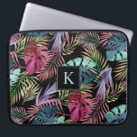 Tropisch Oerwoud Foliage Botanisch Patroon Laptop Sleeve<br><div class="desc">Lush foliage in heldere waterverf tinten blauw,  fuchsia,  paars en groen vormen een levendig vrijvormig patroon in dit tropische ontwerp. De zwarte achtergrond kan in een andere kleur worden gewijzigd door "deze aan te passen" en een andere achtergrondkleur te selecteren. Geef het steekproefmonogram met uw initiaal uit.</div>