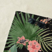 Tropisch palm blauw roze bloemkolf zwart monogram  strandlaken (In situ)