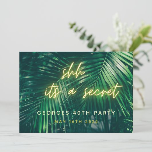 Tropisch palm groene neonscript verrassingsverjaar save the date (Staand voorkant)