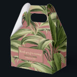 tropisch palm Roos botanische Waterverf Bedankdoosjes<br><div class="desc">Een prachtig botanisch schilderij van een tropische palm Cordyline vs. Princes Margaret maakte een herhaalbaar patroon met een roos roze linen getextureerde achtergrond in crème, roze roos en groene kleuren. Maak dit patroon groter of kleiner of roteer het aan uw voorkeur. Personaliseer het door een vormetiket en initiaal in de...</div>