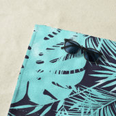 Tropisch palmblad aqua marvy blue monogram eiland strandlaken (In situ)