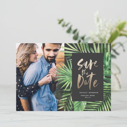 Tropisch palmblad en gouden bladzijden met bladzij save the date (Staand voorkant)