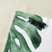 Tropisch palmbladergroen monogram strandlaken (In situ)