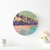 Tropisch paradijs: zee, hotel, strand. grote klok (Huis)