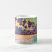 Tropisch paradijs: zee, hotel, strand. koffiemok (Center)