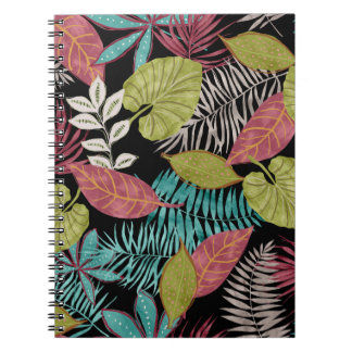 Tropisch patroon gemaakt met donkere achtergrond e notitieboek
