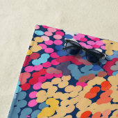 Tropisch Plumeria Spotted Flowers Tegel Pattern Strandlaken (In situ)