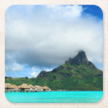 Tropisch resort op het onderzetter Bora Bora<br><div class="desc">Onderzetter met een overwatertoevluchtsoord in de fantastische turkooislagune van Bora Bora met Mt. Otemanu op de achtergrond in Frans-Polynesië bij Tahiti. Geweldige bestemming voor een huwelijksreis!</div>