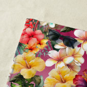 Tropisch Rood Wit Geel Sinaasappel Hibiscus Bloeme Strandlaken (In situ)