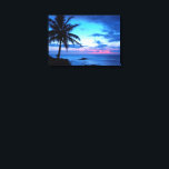 Tropisch  Roze Blauw Zonnelandschap Canvas Afdruk<br><div class="desc">Mooie natuur fotografie. Een stijlvolle en stijlvolle foto van licht en donkerblauw, turquoise, violet, amethystisch paars en pastelroze zonsondergang op een exotisch Hawaïaans eiland met palmbomen. Een tropische scène voor de minnaar van Hawaii, de Caribische stranden, de oceaan, het zee, de schoonheid van de tropen, en populaire vakantiebestemmingen in de...</div>