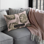 Tropisch roze en goudpalm lederen patroon en naam accent kussen<br><div class="desc">Het patroon van tropische roze en gouden palmbladeren heeft een levendig en exotisch ontwerp dat is geïnspireerd op tropische esthetiek. Het kleurenschema draait om tinten roze en goud, waardoor een luxe en stijlvolle look ontstaat. Het patroon bestaat uit palmbladeren in verschillende groottes en oriëntaties, wat een gevoel van beweging en...</div>