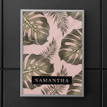 Tropisch roze en goudpalm lederen patroon en naam poster<br><div class="desc">Het patroon van tropische roze en gouden palmbladeren heeft een levendig en exotisch ontwerp dat is geïnspireerd op tropische esthetiek. Het kleurenschema draait om tinten roze en goud, waardoor een luxe en stijlvolle look ontstaat. Het patroon bestaat uit palmbladeren in verschillende groottes en oriëntaties, wat een gevoel van beweging en...</div>
