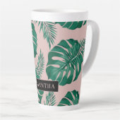Tropisch roze en groen lederen patroon en naam latte mok (Rechterhoek)