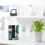 Tropisch roze en groen lederen patroon en naam waterfles<br><div class="desc">Het Tropical Pink & Green Palm Leaves-patroon is een levendig en levendig ontwerp dat elementen van natuur en een tropische esthetiek bevat. Het patroon heeft weelderige palmbladeren in de tinten roze en groen, waardoor een opvallend contrast en een algemene opvallende verschijning wordt gecreëerd. Over het algemeen is het Tropical Pink...</div>