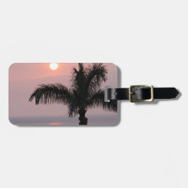 Tropisch roze zonnestelsel en palm bagagelabel
