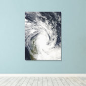 Tropisch Storm Jade dat aan land komt over Madagas Canvas Afdruk (Insitu (Houten vloer))