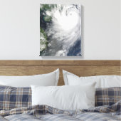 Tropisch Storm Koppu naburend landval Canvas Afdruk (Insitu (Slaapkamer))