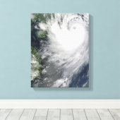 Tropisch Storm Koppu naburend landval Canvas Afdruk (Insitu (Houten vloer))