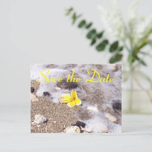 Tropisch strand Bewaar de datum Plumeria Aankondigingskaart (Staand voorkant)