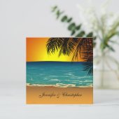 Tropisch strand bij zonsondergang bruiloft kaart (Staand voorkant)