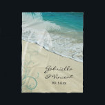 Tropisch strand bruiloft fleece deken<br><div class="desc">De nieuwe bruid en bruidegom zullen graag met de natuurlijke Tropische Beach Wedding Fleece Blanket samenkomen. Deze zachte en luie trouwdeken is voorzien van een natuur foto van een turquoise aqua blue oceaan en een zandig strand met een witte palmboom en blauwgroen zwammen die de hoek bewandelen. Het is een...</div>