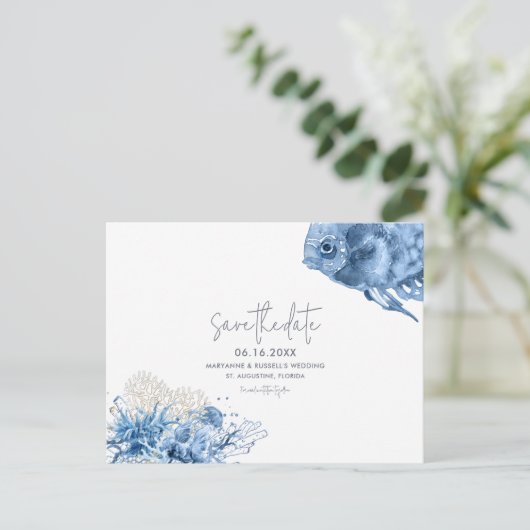 Tropisch strand bruiloft slaat de datum op aankondigingskaart (Staand voorkant)