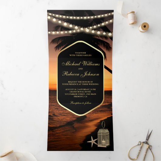 Tropisch strand Dark Sunset String Lights bruiloft Drieluik Uitnodiging (Binnen)