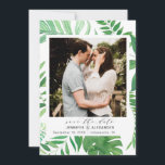 Tropisch strand Elegant groen Foto Save The Date<br><div class="desc">Een elegante look met een modern tropisch design. Het ontwerp is voorzien van een lijst met tropische strandbananenbladeren en ander groen in combinatie met een elegante kalligrafietypografie met de traditionele "save the date". Personaliseer met uw informatie. Als u hulp nodig heeft, neem dan contact met mij (Maria) op via de...</div>